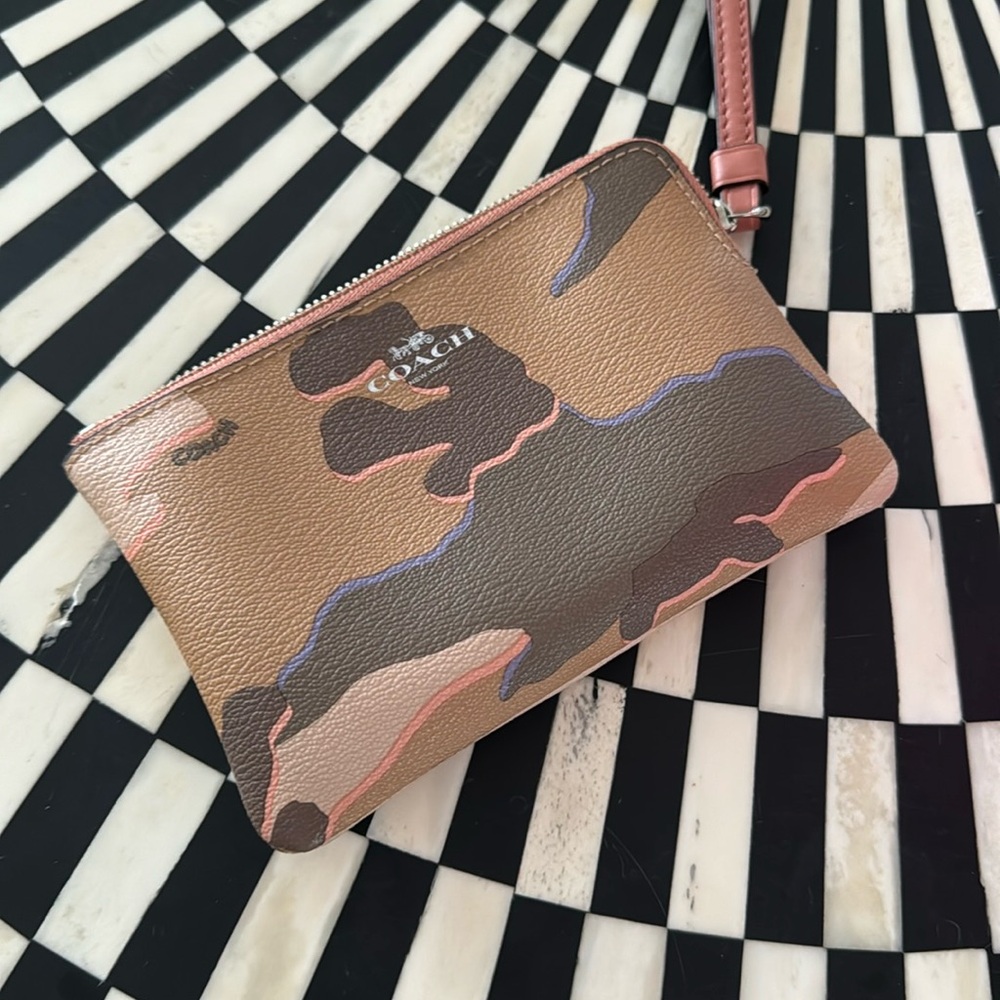 Multicoloured wristlet